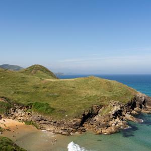 Playa de Santa Justa en el entorno del Parador de Santillana Altamira