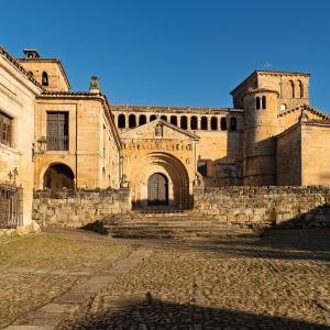 Colegiata de Santa Juliana en el entorno del Parador de Santillana Altamira