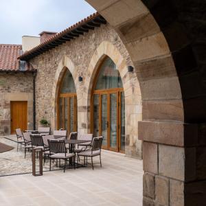 Arcos exteriores del Parador de Santillana Altamira