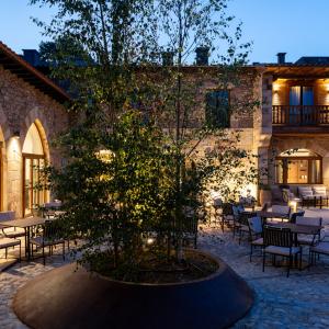 Terraza por la noche del Parador de Santillana Altamira
