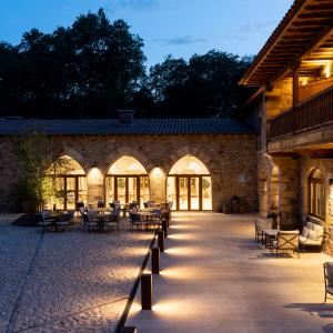 Imagen nocturna de la terraza del Parador de Santillana Altamira