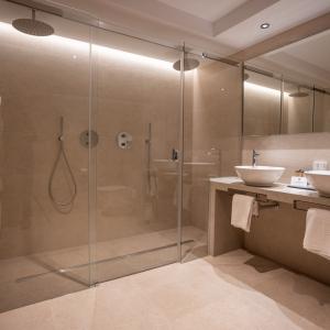 Baño con amenities del Parador de Santillana Altamira