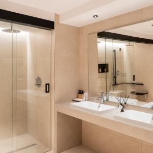 Baño de habitación del Parador de Santillana Altamira