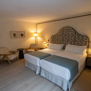 Habitación de dos camas del Parador de Santillana Altamira