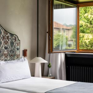 Detalla de ventana de habitación del Parador de Santillana Altamira