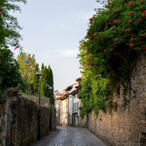 Santillana del Mar en el entorno del Parador de Santillana Altamira