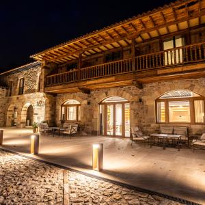 Imagen nocturna del Parador de Santillana Altamira