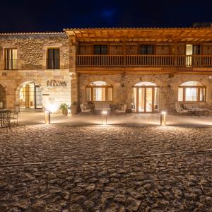 Fachada del Parador de Santillana Altamira por la noche