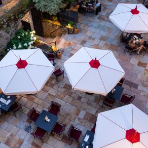 Sombrillas de terraza del Parador de Santillana Gil Blas