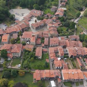 Vista aérea de Santillana del Mar donde está en Parador de Gil Blas