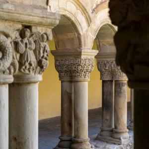 Detalle de colegiata de Santillana del Mar en el entorno del Parador de Santillana Gil Blas