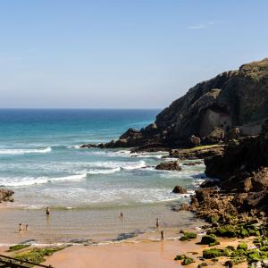 Playa de Santa Justa en el entorno del Parador de Santillana Gil Blas