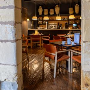 Acceso a la cafetería del Parador Santillana Gil Blas