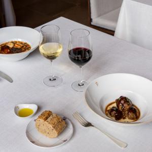 Montaje de mesa en el restaurante del Parador de Santillana Gil Blas