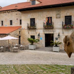 Acceso al Parador de Santillana Gil Blas
