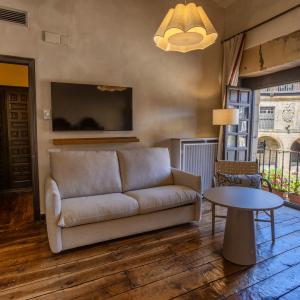 Habitación con sofá del Parador de Santillana Gil Blas
