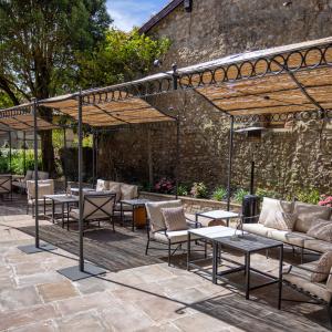 Zona de toldos de la terraza del Parador de Santillana Gil Blas