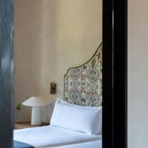 Detalle de camas de habitación del Parador de Santillana Gil Blas
