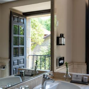 Baño con ventana en haitación del Parador de Santillana Gil Blas