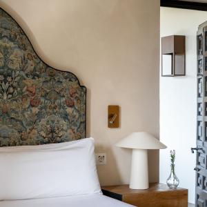 Detalle de habitación del Parador de Santillana Gil Blas