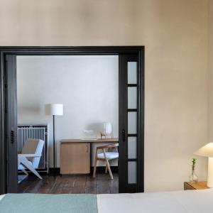Salón y habitación de Parador de Santillana Gil Blas