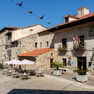 Terraza en la entrada del Parador de Santillana Gil Blas