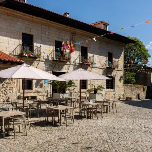 Parador de Santillana Gil Blas con terraza delantera