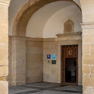 Detalle de acceso al Parador de Santo Domingo Bernardo de Fresneda
