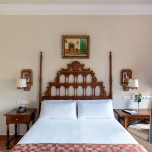 Habitación doble estándar con cama de matrimonio en el Parador de Santo Domingo Bernardo de Fresneda