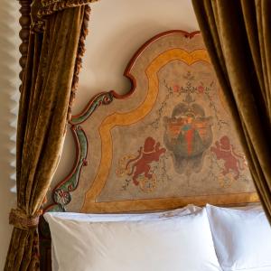 Detalle de cama de habitación superior del Parador de Santo Domingo Bernardo de Fresneda