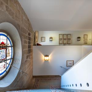 Vidriera de las escaleras del Parador de Santo Domingo Bernardo de Fresneda