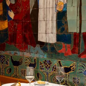 Montaje de mesa en el restaurante del Parador de Santo Domingo de la Calzada
