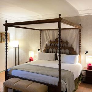 Junior suite con cama con dosel del Parador de Sigüenza