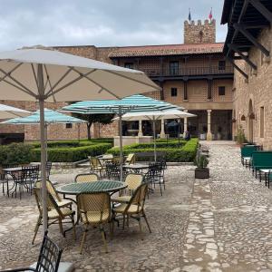 Terraza montada en el patio del Parador de Sigüenza