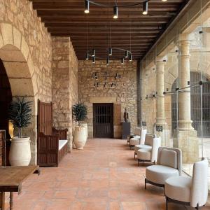 Acceso a la recepción del Parador de Sigüenza