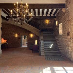 Escaleras de la recepción del Parador de Sigüenza