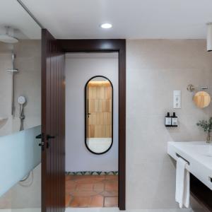 Baño de habitación estándar del Parador de Sigüenza