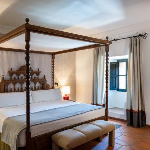 Cama con dosel en junior suite del Parador de Sigüenza