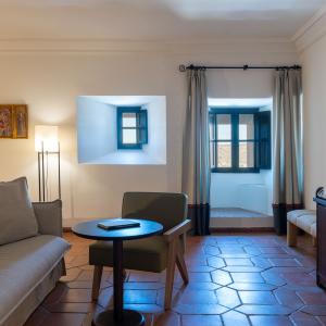 Habitación superior con cama con dosel del Parador de Sigüenza