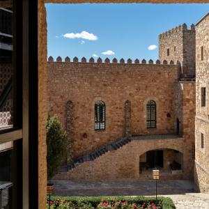 Vista del patio del Parador de Sigüenza desde el interior