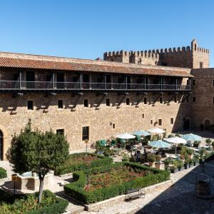 Patio del Parador de Sigüenza durante el día