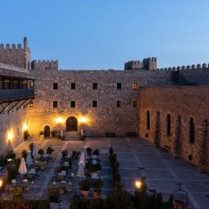 Vista nocturna del patio del Parador de Sigüenza