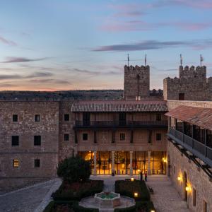 Patio iluminado del Parador de Sigüenza