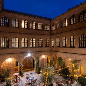 Vista nocturna de patio de eventos del Parador de Sigüenza