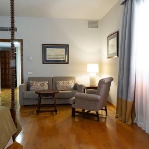 Zona de descanso de habitación superior en el Parador de Tordesillas