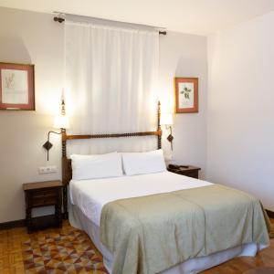 Habitación superior con medio dosel en el Parador de Tordesillas