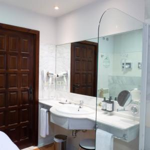 Baño de habitación estándar en el Parador de Tordesillas