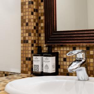 Detalle de amenities en baño del Parador de Trujillo