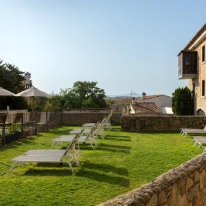 Zona de tumbonas de la piscina del Parador de Trujillo