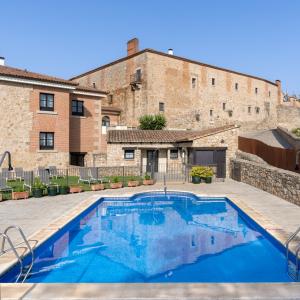 Piscina del Parador de Trujillo con el Parador de fondo